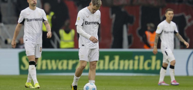 El jugador del Leverkusen Floria Wirtz (C) durante el partido de la Bundesliga que han jugado SC Freiburg y Bayer 04 Leverkusen en Freiburg, Alemania. EFE/EPA/RONALD WITTEK