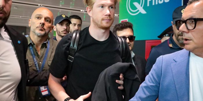 Kevin de Bruyne (c), a su llegada al aeropuerto de Fiumicino para pasar los exámenes médicos previos a su fichaje por el Nápoles. EFE/EPA/TELENEWS