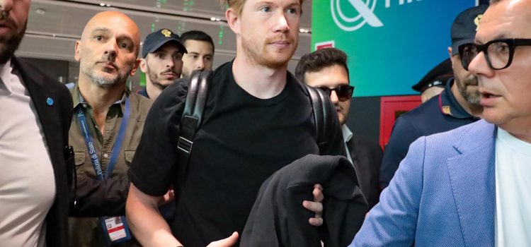 Kevin de Bruyne (c), a su llegada al aeropuerto de Fiumicino para pasar los exámenes médicos previos a su fichaje por el Nápoles. EFE/EPA/TELENEWS