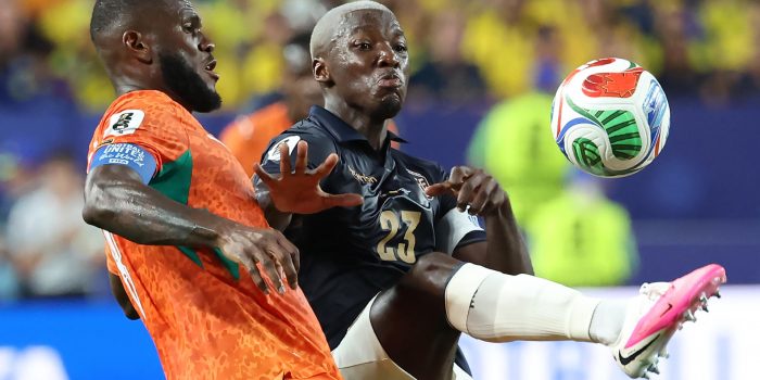 Franck Kessié (I) de Costa de Marfil disputa el balón con Moisés Caicedo de Ecuador durante un partido del Grupo E en la Copa Mundial de la FIFA 2026 entre Costa de Marfil y Ecuador en el Lincoln Financial Field de Filadelfia, Estados Unidos. EFE/Sebastião Moreira
