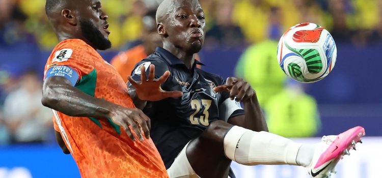 Franck Kessié (I) de Costa de Marfil disputa el balón con Moisés Caicedo de Ecuador durante un partido del Grupo E en la Copa Mundial de la FIFA 2026 entre Costa de Marfil y Ecuador en el Lincoln Financial Field de Filadelfia, Estados Unidos. EFE/Sebastião Moreira
