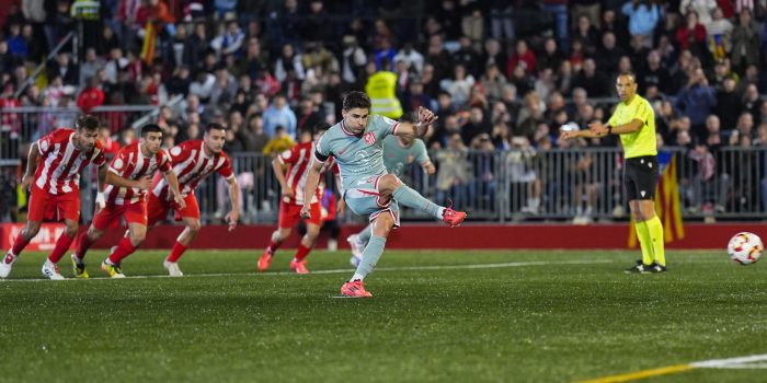 ALT Julián Álvarez salva al Atlético en la recta final ante un orgulloso Vic