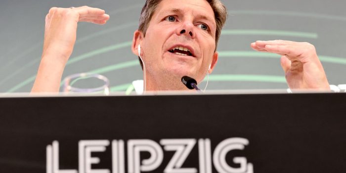 El entrenador del Crystal Palace, Oliver Glasner, asiste a la rueda de prensa en Leipzig, Alemania previa a la fibnal de la Liga conferencia del miércoles contra el Rayo Vallecano. EFE/EPA/RONALD WITTEK