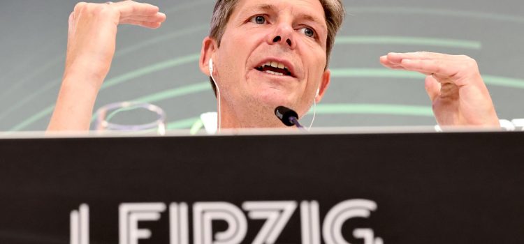 El entrenador del Crystal Palace, Oliver Glasner, asiste a la rueda de prensa en Leipzig, Alemania previa a la fibnal de la Liga conferencia del miércoles contra el Rayo Vallecano. EFE/EPA/RONALD WITTEK