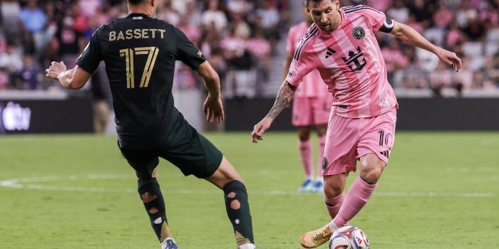Lionel Messi, del Inter Miami (d), en acción contra el centrocampista del Portland Timbers Cole Bassett durante el partido de la MLS entre Inter Miami y Portland Timbers en el Nu Stadium en Miami, Florida (EE.UU.). EFE/CRISTOBAL HERRERA-ULASHKEVICH
