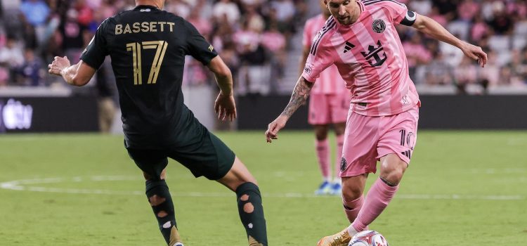 Lionel Messi, del Inter Miami (d), en acción contra el centrocampista del Portland Timbers Cole Bassett durante el partido de la MLS entre Inter Miami y Portland Timbers en el Nu Stadium en Miami, Florida (EE.UU.). EFE/CRISTOBAL HERRERA-ULASHKEVICH