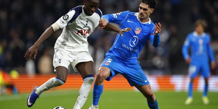 El jugador del Tottenham Pape Sarr (i) disputa el balón con Johnny Cardoso (d), del Atlético de Madrid, durante el partido de vuelta de los octavos de final de la Liga de Campeones entre el Tottenham Hotspur y el Atlético de Madrid en Londres (Reino Unido). EFE/TOLGA AKMEN