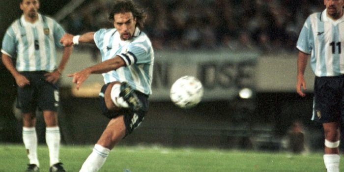 Fotografía de archivo del 29 de marzo de 2000 en la que se observa al delantero de la selección argentina Gabriel Batistuta al ejecutar un tiro libre durante un partido contra Chile por las eliminatorias al Mundial de Corea-Japón 2002 en Buenos Aires (Argentina). EFE/Nahuel Roark/ARCHIVO