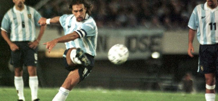 Fotografía de archivo del 29 de marzo de 2000 en la que se observa al delantero de la selección argentina Gabriel Batistuta al ejecutar un tiro libre durante un partido contra Chile por las eliminatorias al Mundial de Corea-Japón 2002 en Buenos Aires (Argentina). EFE/Nahuel Roark/ARCHIVO