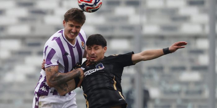 Alexander Oroz (d), de Colo Colo, disputa el balón con Tamás Nikitscher, de Valladoli, durante un partido amistoso del Desafío Centenario Copa Jetour entre Colo-Colo y Real Valladolid en el Estadio Monumental en Santiago (Chile). EFE/Elvis González