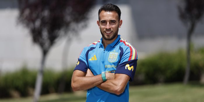 El defensa de la selección española, Eric García atiende a los medios durante el día abierto a los medios en la concentración de la selección con motivo de su participación en el Mundial este lunes en la Ciudad del Fútbol de Las Rozas, Madrid. EFE/ Rodrigo Jimenez