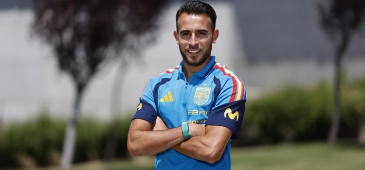 El defensa de la selección española, Eric García atiende a los medios durante el día abierto a los medios en la concentración de la selección con motivo de su participación en el Mundial este lunes en la Ciudad del Fútbol de Las Rozas, Madrid. EFE/ Rodrigo Jimenez