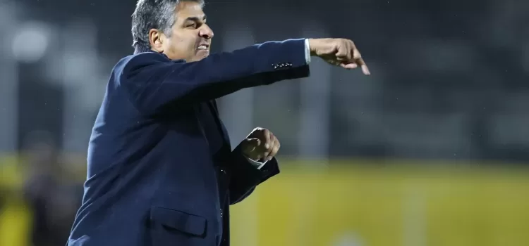 alt El técnico colombiano Santiago Escobar alcanza con Orense al líder Liga de Quito