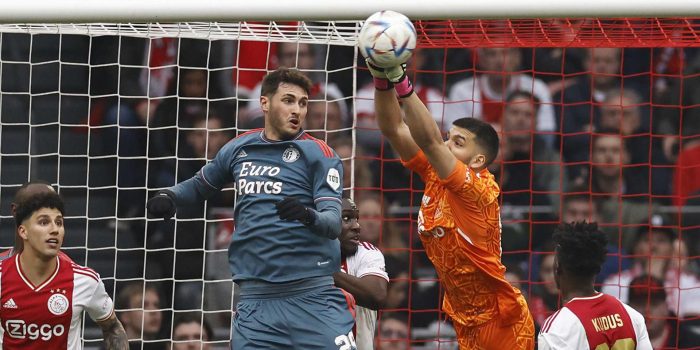 Fotografía en la que se observa a (i-d) Jorge Sanchez de Ajax, Santiago Gimenez del Feyenoord durante un encuentro en contra del Ajax en Amsterdam, Holanda. EFE/EPA/MAURICE VAN STEEN