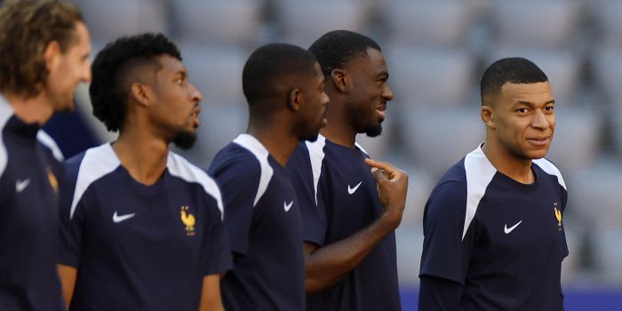 Fotografía de Alberto Estévez, en la que puede verse en una imagen de archivo del 8 de julio de 2024 al delantero de la selección de Francia Kylian Mbappé (d) durante un entrenamiento. EFE