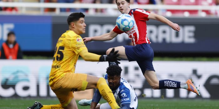Brian Gutiérrez (d), de Guadalajara, disputa un balón con Eduardo dos Santos (c) y Carlos Moreno, de Pachuca, en un partido de la jornada 1 de la Liga MX entre Guadalajara y Pachuca en el Estadio Akron en Guadalajara (México). EFE/Francisco Guasco