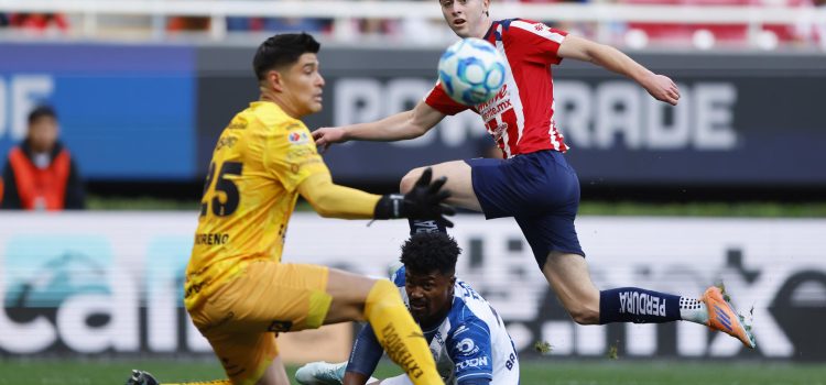 Brian Gutiérrez (d), de Guadalajara, disputa un balón con Eduardo dos Santos (c) y Carlos Moreno, de Pachuca, en un partido de la jornada 1 de la Liga MX entre Guadalajara y Pachuca en el Estadio Akron en Guadalajara (México). EFE/Francisco Guasco
