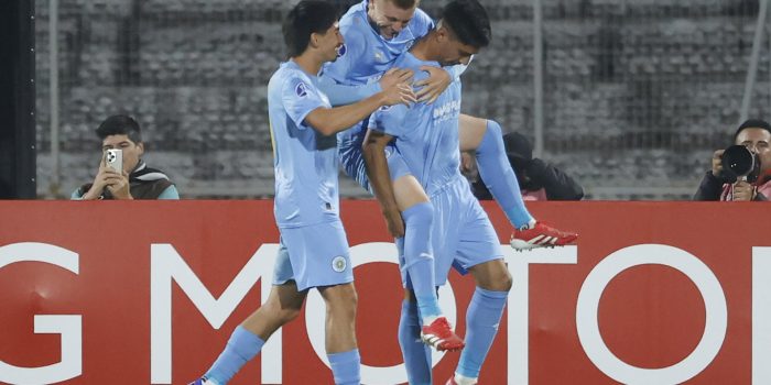 Jugadores del Torque uruguayo celebran este martes el triunfo a domicilio por 0-2 sobre Palestino en partido de la segunda jornada de la fase de grupos de la Copa Sudamericana jugado en el estadio Municipal La Cisterna, en Santiago de Chile. EFE/ Elvis González