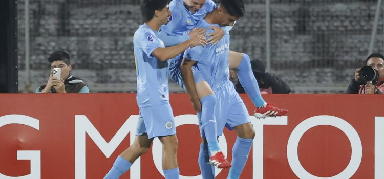Jugadores del Torque uruguayo celebran este martes el triunfo a domicilio por 0-2 sobre Palestino en partido de la segunda jornada de la fase de grupos de la Copa Sudamericana jugado en el estadio Municipal La Cisterna, en Santiago de Chile. EFE/ Elvis González