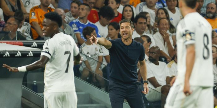 El entrenador del Real Madrid, Xabi Alonso, durante el partido de la primera jornada de LaLiga que Real Madrid y Atlético Osasuna disputaron en el estadio Santiago Bernabéu. EFE/Mariscal