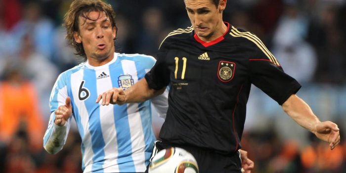 Fotografía de Cézaro De Luca, en la que puede verse en una imagen de archivo del 3 de julio de 2010 al alemán Miroslav Klose (d) y al argentino Gabriel Heinze (i), durante el partido de cuartos de final que enfrentó a ambas selecciones en el Mundial de Sudáfrica 2010. EFE
