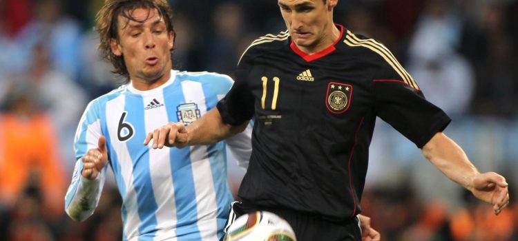 Fotografía de Cézaro De Luca, en la que puede verse en una imagen de archivo del 3 de julio de 2010 al alemán Miroslav Klose (d) y al argentino Gabriel Heinze (i), durante el partido de cuartos de final que enfrentó a ambas selecciones en el Mundial de Sudáfrica 2010. EFE