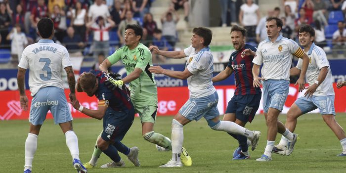 El argentino Esteban Andrada (3i), portero del Zaragoza, da un puñetazo al capitán del Huesca Jorge Pulido (2i) tras ser expulsado en el tiempo añadido del partido entre ambos equipos disputado ayer en la jornada 37 de LaLiga Hypermotion. EFE/Veronica Lacasa