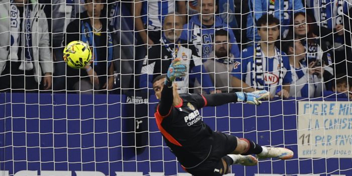 El portero brasileño del Villarreal Luiz Júnior, en acción durante el encuentro contra el Espanyol, en el RCDE Stadium. EFE / Alberto Estevez.