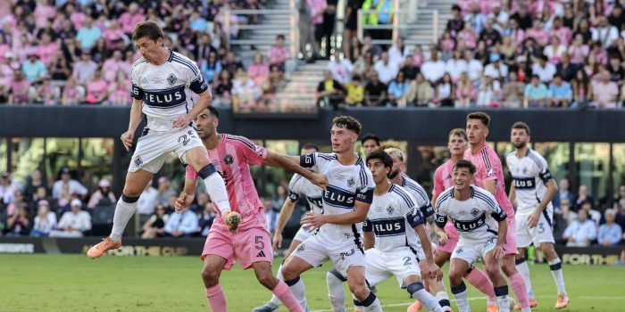 Ryan Gauld (i) salta delante del volante español Sergio Busquets, del Inter Miami, en el partido ante el Vancouver Whitecaps. EFE/EPA/CRISTOBAL HERRERA-ULASHKEVICH