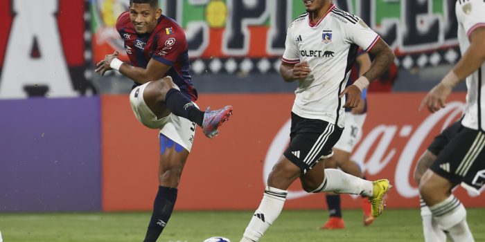 Daniel Gutiérrez (d) de Colo-Colo disputa el balón con Edson Castillo (i) de Monagas durante un partido válido por la fase de grupos de la Copa Libertadores, hoy, en el estadio Monumental de Santiago (Chile). EFE/ Elvis González