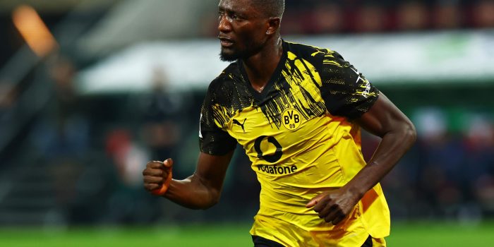 Serhou Guirassy, del Borussia Dortmund, celebra su gol en el partido de la Bundesliga disputado este viernes entre su equipo y el Augsburgo. EFE/ ANNA SZILAGYI
