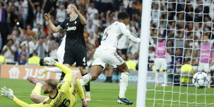 El centrocampista del Real Madrid Jude Bellingham (c) celebra tras marcar ante la Juventus, durante el partido de la tercera jornada de la Liga de Campeones que Real Madrid y Juventus disputaron en el estadio Santiago Bernabéu. EFE/Juanjo Martín