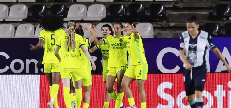 Jugadoras de Washington Spirit celebran un gol este miércoles, en un partido de la Copa de Campeones Femenina de la Concacaf entre Washington Spirit y Pachuca, en el estadio Hidalgo en Pachuca (México). EFE/ David Martínez Pelcastre