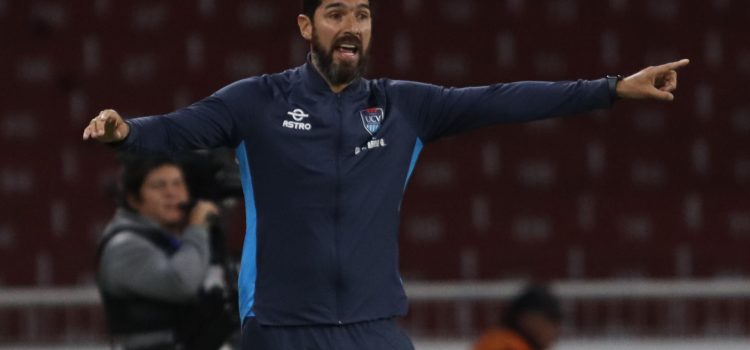 Imagen de archivo del entrenador Sebastián Abreu. EFE/ Rolando Enríquez