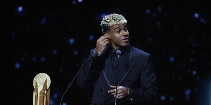 El futbolista del F.C. Barcelona Lamine Yamal recibe el Trofeo Kopa 2025 durante la gala del Balón de Oro, celebrada este lunes en París. EFE/ Mohammed Badra