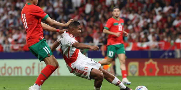 El centrocampista de la selección peruana Edison Flores (d) dispara delante de Abdelhamid Sabiri, de la selección de Marruecos, durante el partido amistoso que las selecciones de fútbol de Marruecos y Perú disputaron en el estadio Civitas Metropolitano, en Madrid. EFE/Kiko Huesca