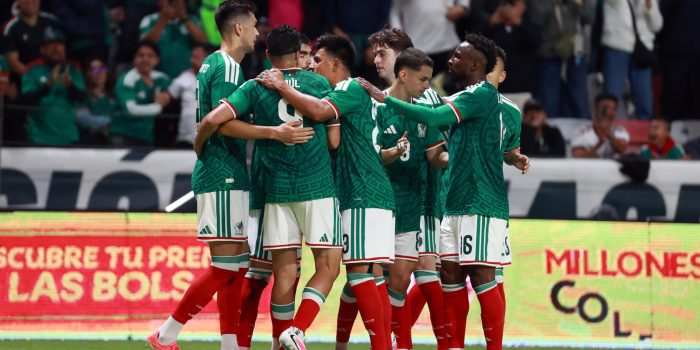 Jugadores de México celebran un gol este jueves, durante un partido amistoso entre México y Serbia previo a la Copa Mundial de Fútbol 2026, en el estadio Nemesio Diez en Toluca (México). EFE/ Alex Cruz