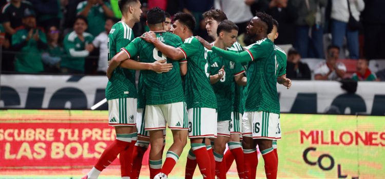 Jugadores de México celebran un gol este jueves, durante un partido amistoso entre México y Serbia previo a la Copa Mundial de Fútbol 2026, en el estadio Nemesio Diez en Toluca (México). EFE/ Alex Cruz
