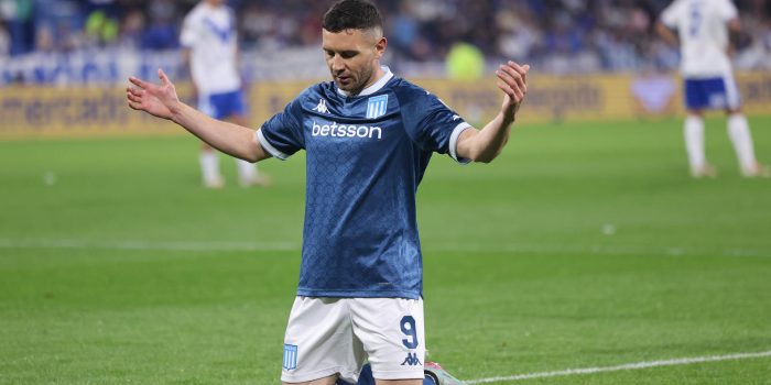 alt El argentino Martínez le da a Racing la ventaja momentánea