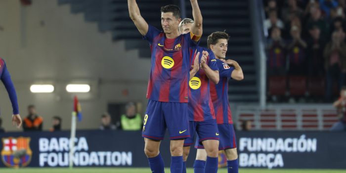 El delantero del Barcelona Robert Lewandowski saluda a los aficionados al ser sustituido, durante el partido de la jornada 37 de LaLiga que FC Barcelona y Real Betis disputan este domingo en el Camp Nou. EFE/Marta Pérez