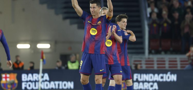 El delantero del Barcelona Robert Lewandowski saluda a los aficionados al ser sustituido, durante el partido de la jornada 37 de LaLiga que FC Barcelona y Real Betis disputan este domingo en el Camp Nou. EFE/Marta Pérez