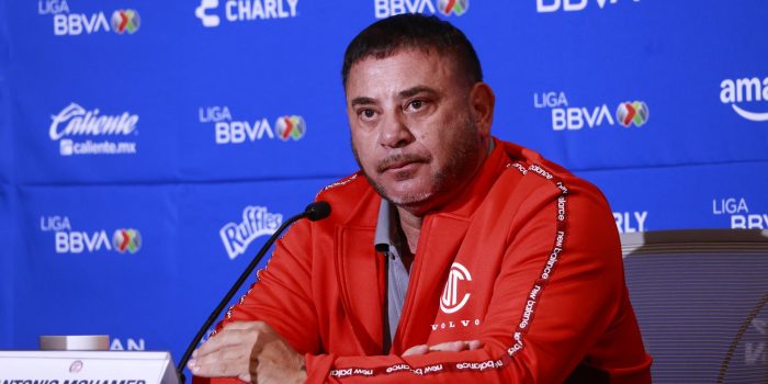 El técnico argentino del Club Toluca, Antonio Mohamed, habla este miércoles durante una rueda de prensa en la ciudad de Toluca en el Estado de México (México). EFE/Felipe Gutiérrez