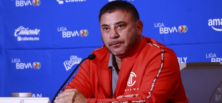 El técnico argentino del Club Toluca, Antonio Mohamed, habla este miércoles durante una rueda de prensa en la ciudad de Toluca en el Estado de México (México). EFE/Felipe Gutiérrez