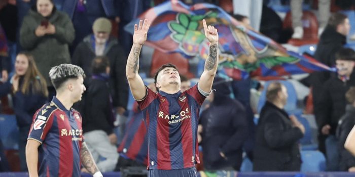 El defensa uruguayo del Levante Alan Matturro (c) celebra su gol, tercero de su equipo, durante el partido de la jornada 21 de LaLiga que Levante UD y Elche CF disputan hoy viernes en el estadio Ciutat de Valencia. EFE/Ana Escobar