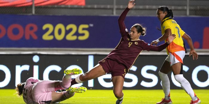 La delantera venezolana Deyna Castellanos (c) pierde una oportunidad de marcar un gol a la selección de Colombia con la arrojada intervención de la portera  Katherine Tapia en el partido de la Copa América que terminó este miércoles sin goles en el estadio Gonzalo Pozo Ripalda, de Quito. EFE/ Vicente Costales