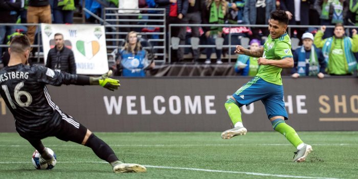 ALT El peruano Raúl Ruidíaz anota el gol del triunfo para los Sounders