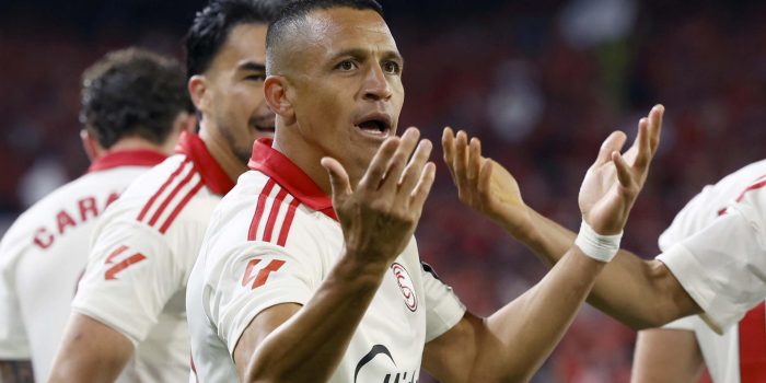 El delantero chileno del Sevilla Alexis Sánchez celebra tras anotar el primer gol del equipo durante el partido de la jornada 34 de LaLiga EA Sports que el Sevilla FC y la Real Sociedad disputaron en el estadio Ramón Sánchez-Pizjuán de la capital andaluza. EFE/ Julio Muñoz