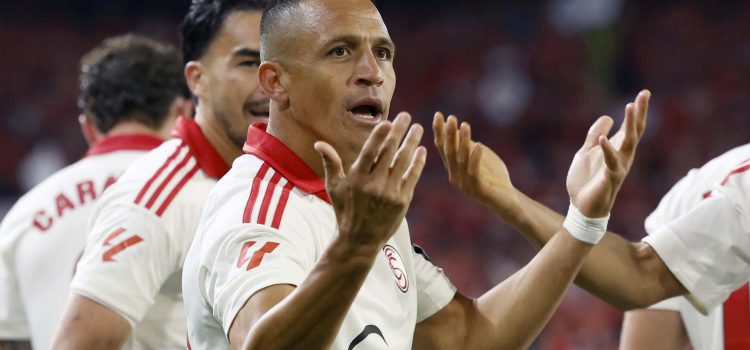 El delantero chileno del Sevilla Alexis Sánchez celebra tras anotar el primer gol del equipo durante el partido de la jornada 34 de LaLiga EA Sports que el Sevilla FC y la Real Sociedad disputaron en el estadio Ramón Sánchez-Pizjuán de la capital andaluza. EFE/ Julio Muñoz