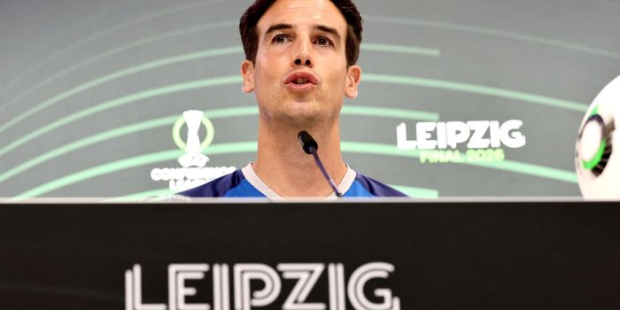 El entrenador del Rayo Vallecano, Íñigo Pérez, asiste a una rueda de prensa en Leipzig, Alemania, previa a la final de la Liga Conferencia contra el Crystal Palace. EFE/EPA/RONALD WITTEK