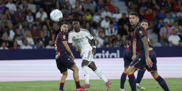 Vinicius Jr. (2i) dispara y marca el primer gol ante el Levante, en el Ciutat de Valencia. EFE/Biel Aliño